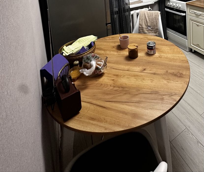 Срочно продается кухонный стол и два стула