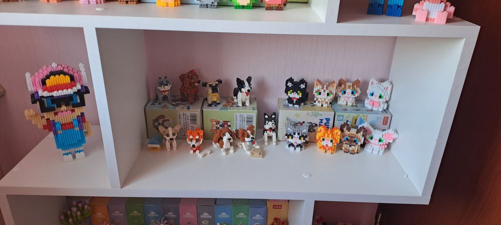 Стеллаж с коллекцией конструктора bricks