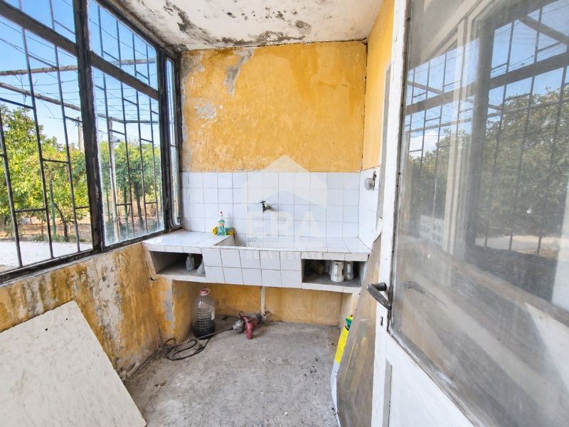 Вила със стопански постройки и равен парцел в м. Каменец