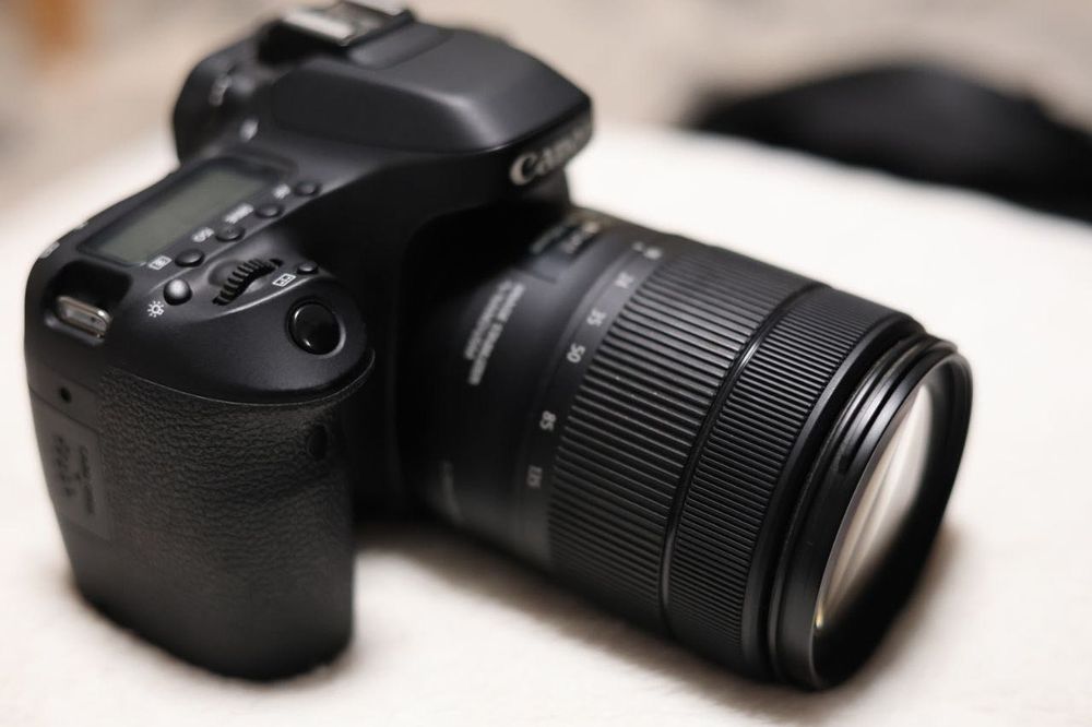 Camera foto CANON EOS 80D cu accesorii, ca noua