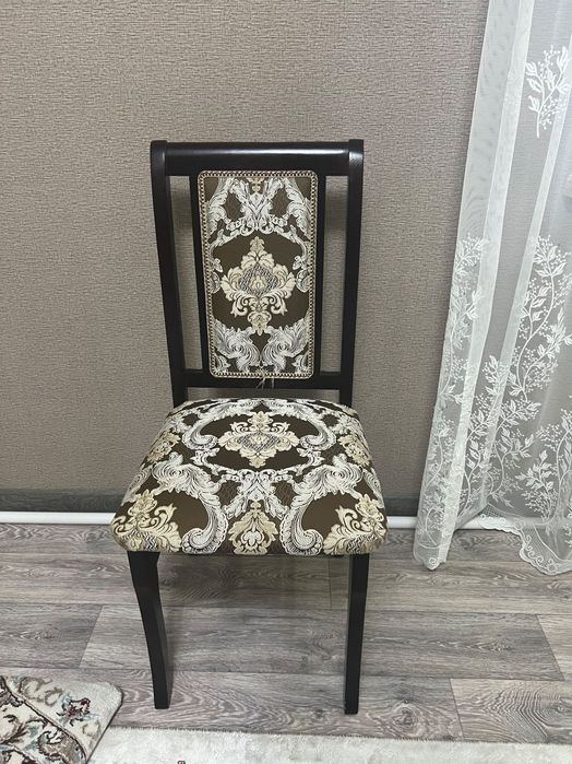 Срочно продается стол и стулья из дерева