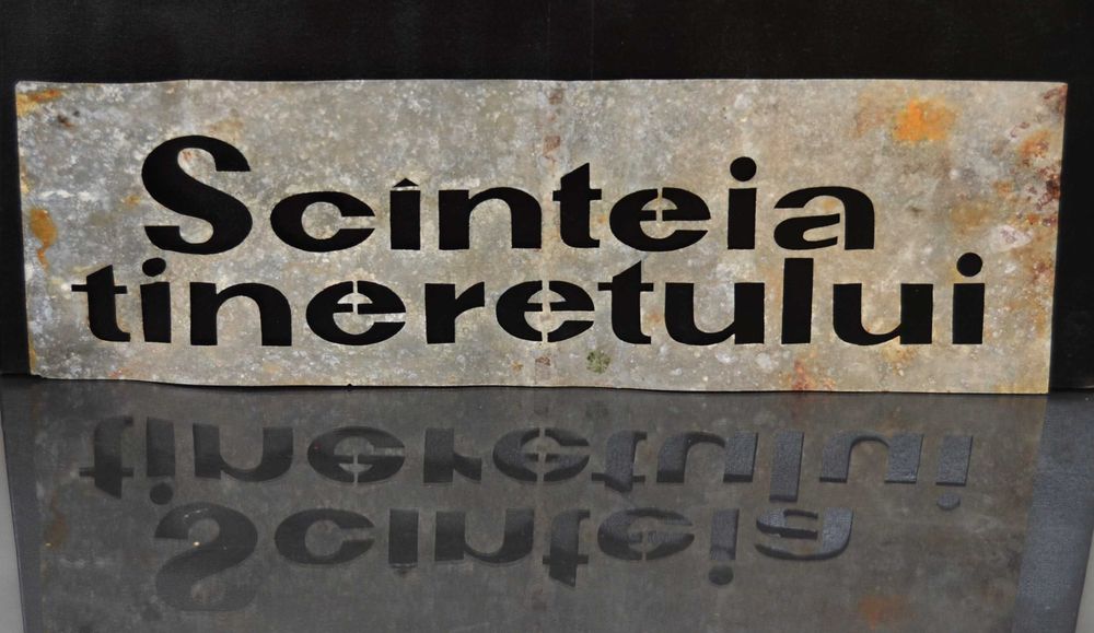 Șablon din tablă zincată folosit la publicitatea ziarelor în comunism