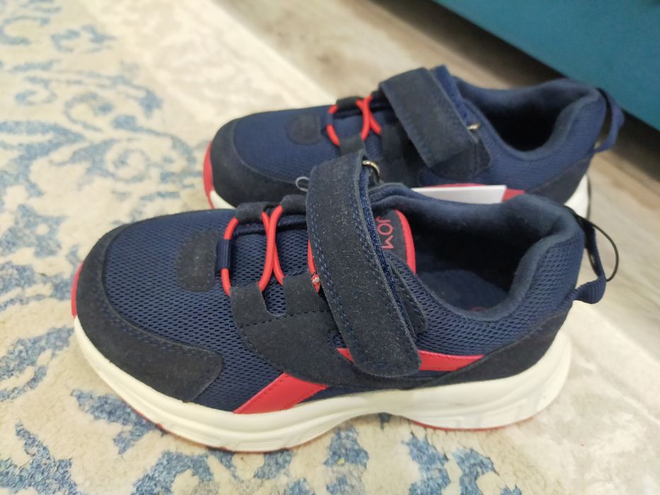 Продаю детский кроссовки