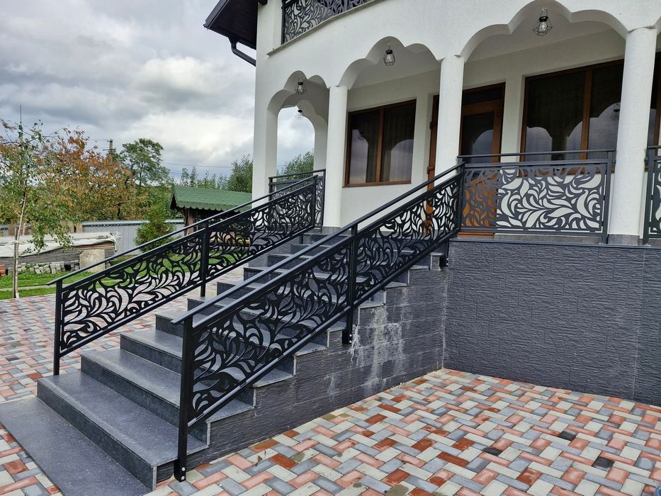 Balustrada din fier forjat și tablă decupată