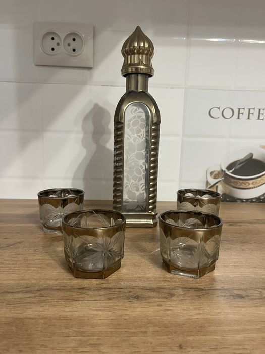 набор для виски: графин и 4 стакана.