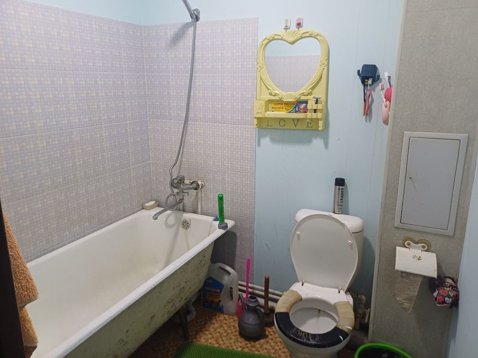 Uy sotiladi 2 xona 3 xona qilinga oshxona balkonda mebellari bilan