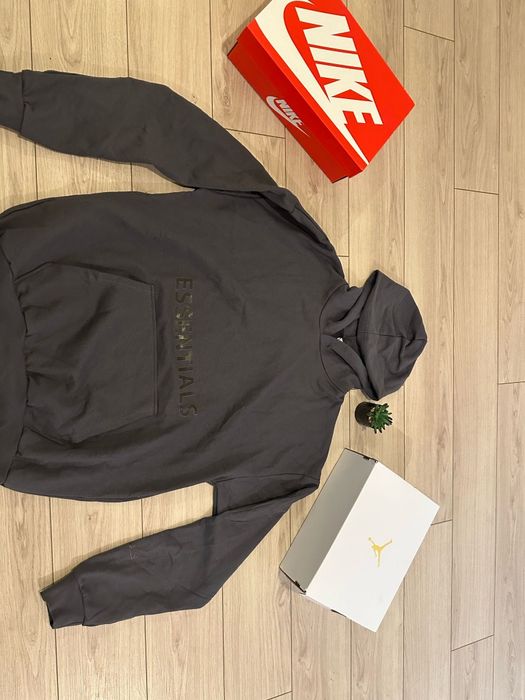 Vând urgent bluza essentials fear of god