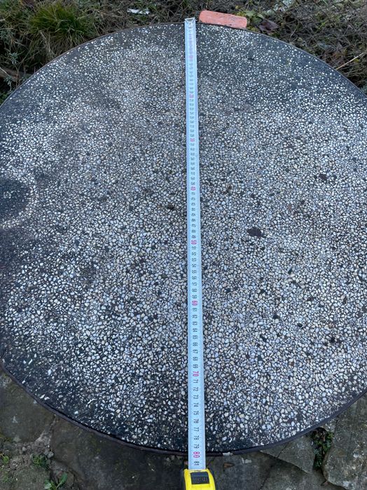 Масивна дворна маса