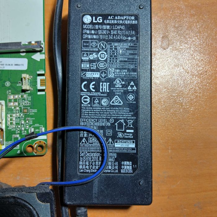 Продавам LG 43LH5100 със счупен дисплей за части