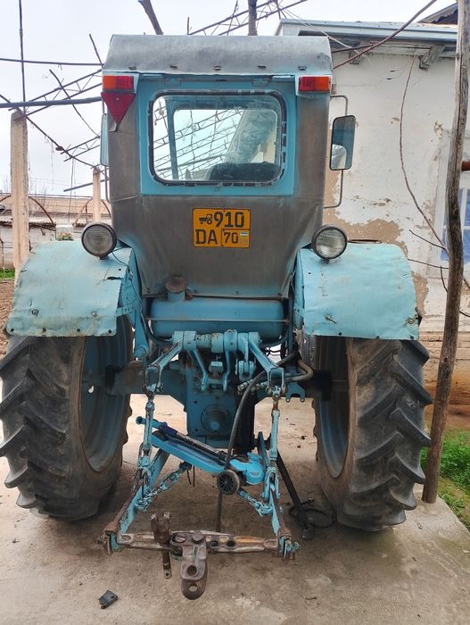 Traktor sotiladi T28