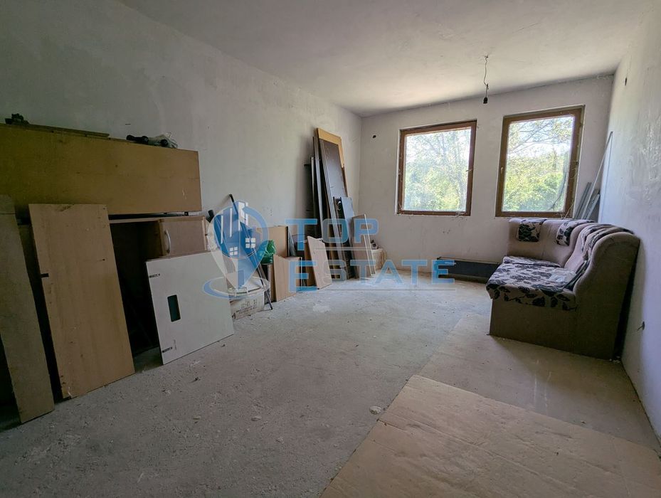 Двустаен апартамент в тухлена сграда в близост до гарата в град Страж