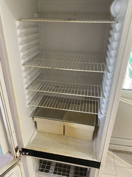 Продавам работещ хладилник Polar