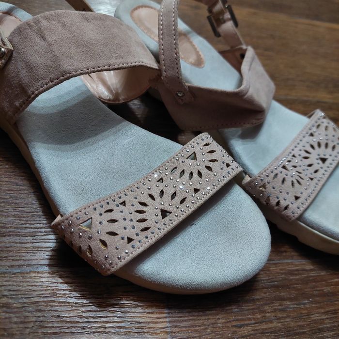 Продам босоножки