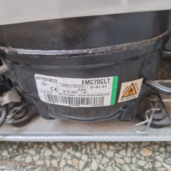 Продавам хладилник от марката Whiripool BSNF 9452 OX за части