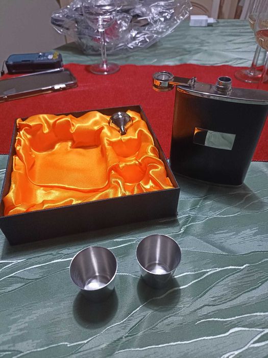 Plosca cu doua pahare si palnie