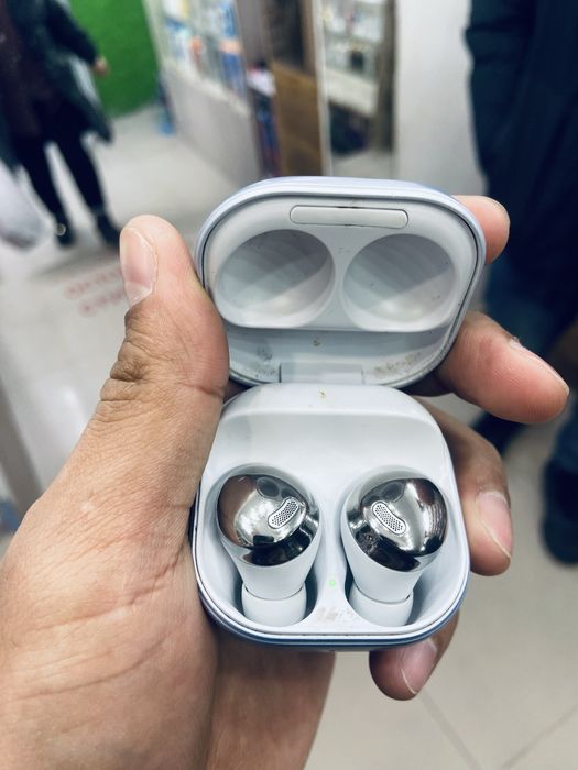 Айфон 11 и Galaxy Buds prо