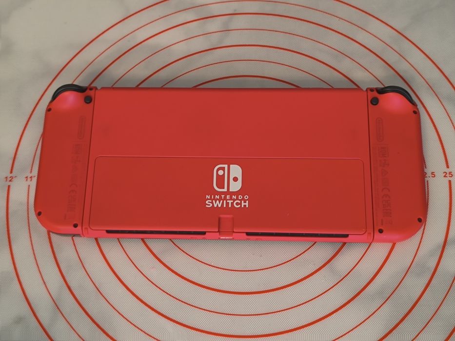 Nintendo Switch OLED – Roșu – Revizuit și gata de utilizare!