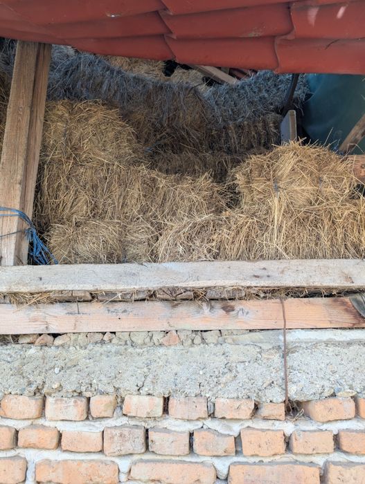 Vând baloți de fân