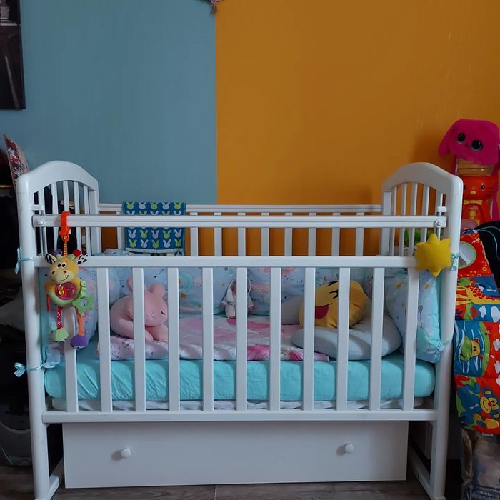 Продам кровать со всеми принадлежностями.