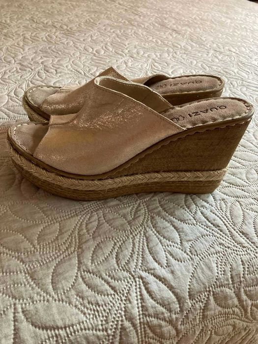 Дамски летни чехли от естествена кожа с висок удобен ток.