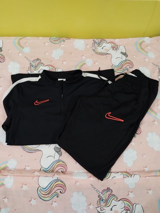 Продавам детски екип найк