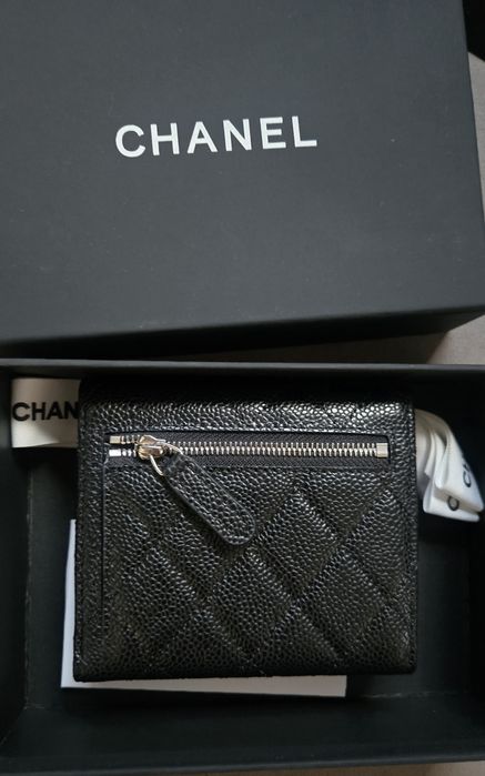 CHANEL Caviar Quilted Compact Flap Wallet в черно