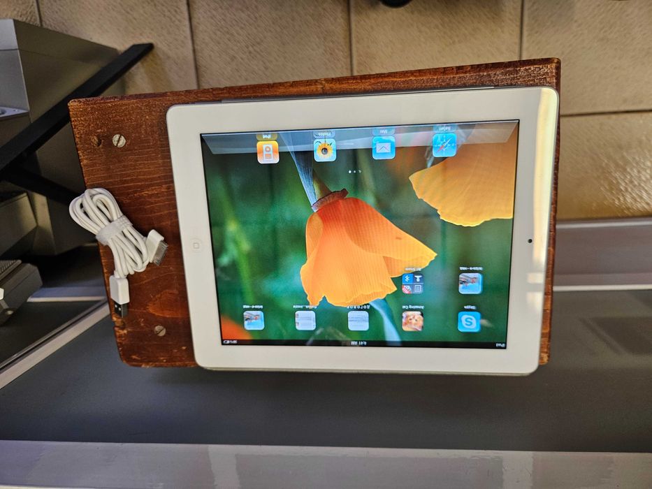 9,7" таблет Apple iPad 2 16GB, Wi-Fi, 9.7in - White (MC979LL/A)