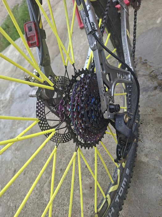 Bicicletă giant full suspension