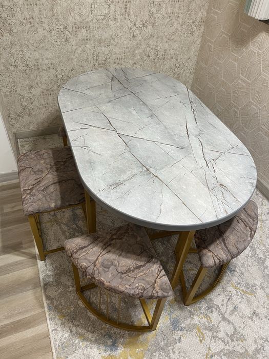 Компактный обеденный комплект: стол и 4 пуфа