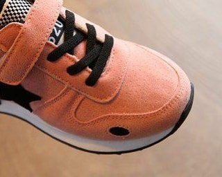 Розовые кроссовки для девочки в размере 25