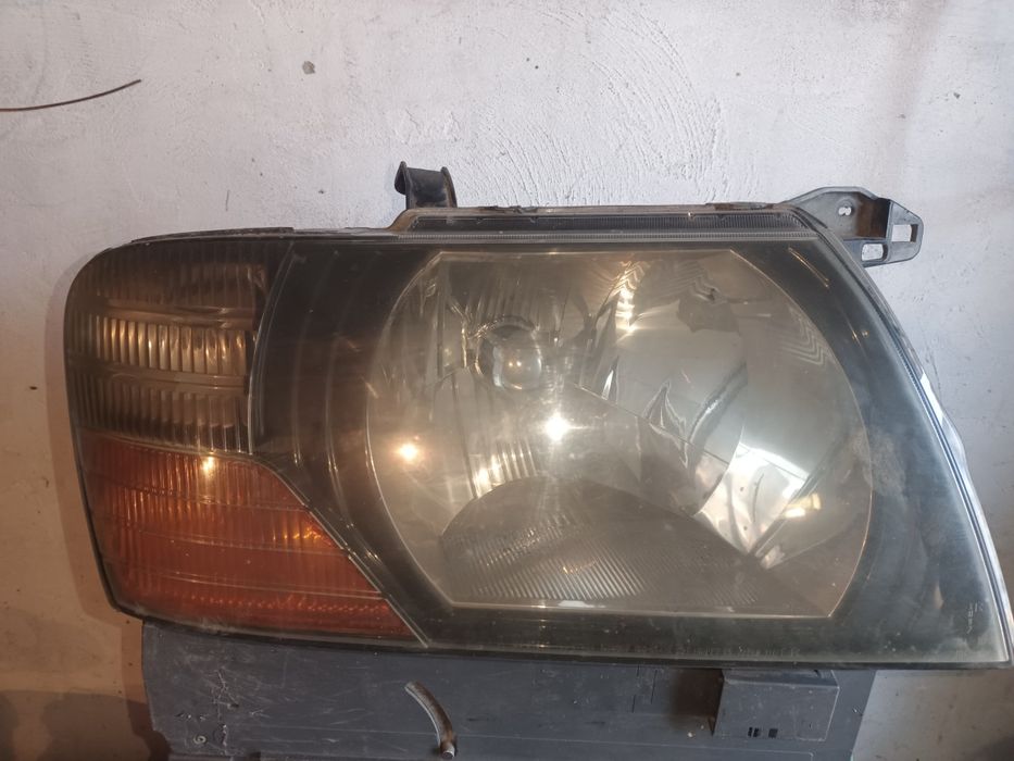 Продам фару праву на митсубиси паджеро 3