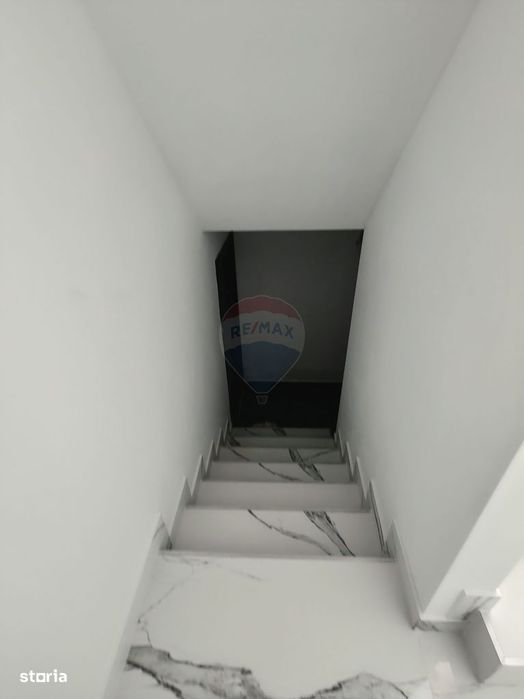 Apartament cu 5 camere de vânzare în zona Precista