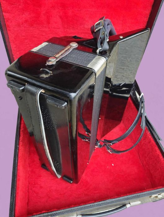 Acordeon Weltmeister  negru 120 basi