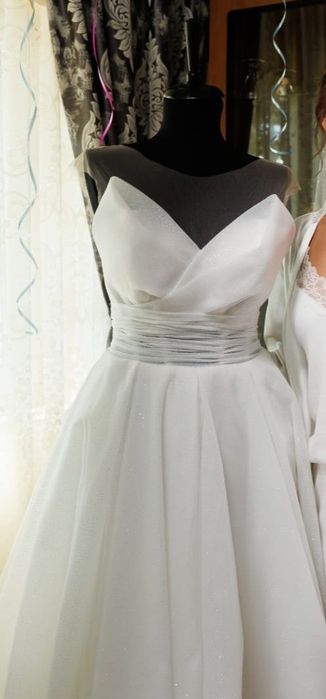 Vând 2 rochii de mireasa