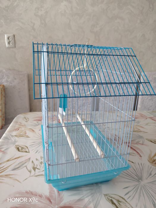 Продам клетку для попугая с кормушками