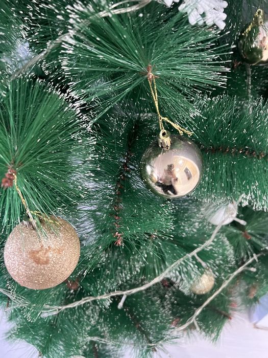 Продам елку с игрушками гирляндами