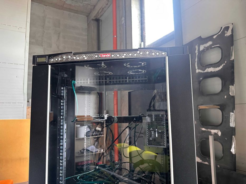Професионален 42U 19" комуникационен шкаф Lande + 6 Cisco SG220-50