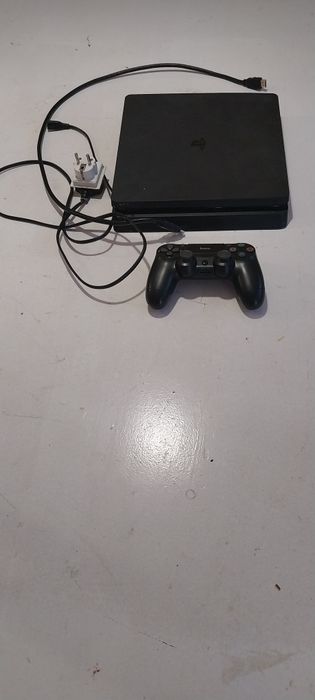 Плейстейшан с джойстик и всички кабели