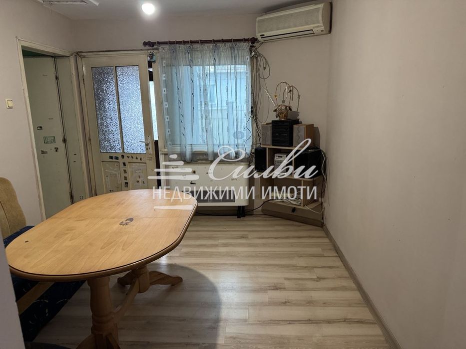 Самостоятелна тухлена КЪЩА на плоча - кв. Добруджански!