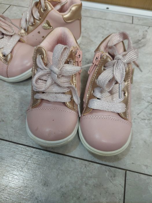 Incaltaminte fete gemene