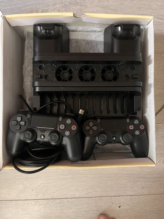 Продам Playstation 4 с джойстиками