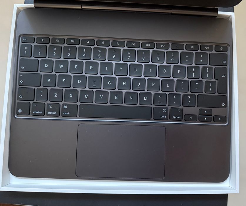 Husa Magic  Keyboard pentru Ipad Pro 13 inch