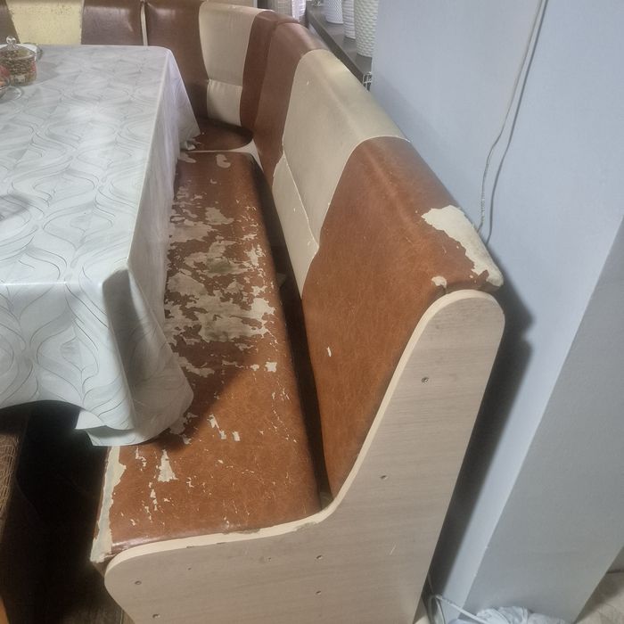 Кухонный уголок и табуретки