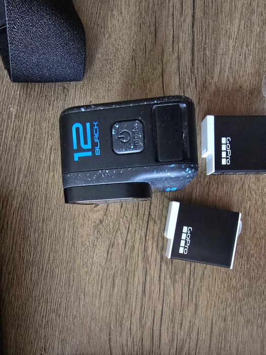 Vand GoPro 12 black cu multe accesorii