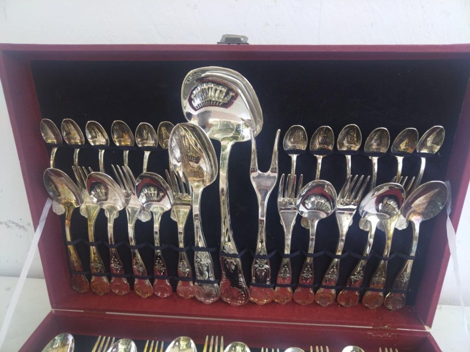 Италиански посребрени прибори за хранене 51 броя 
Комплекта е в кутия