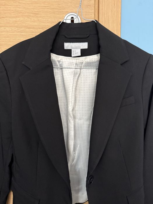 Вталено, късо, черно сако