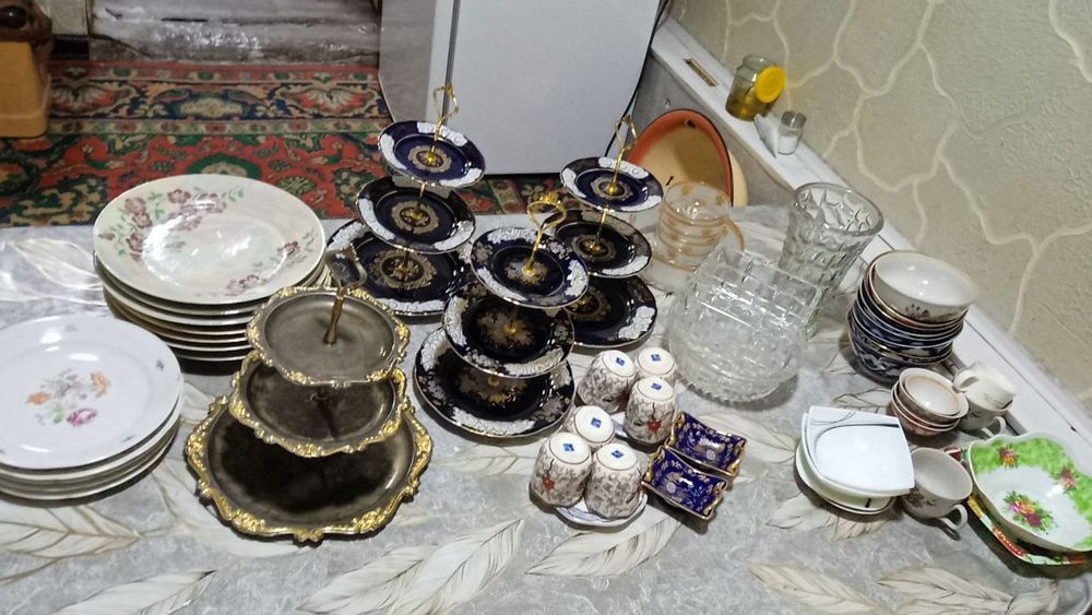 Продается посуды ,зеркала , канистры .