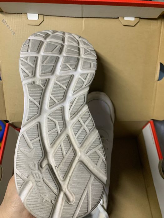 Белые мужские кроссовки