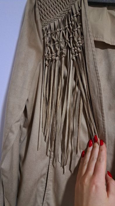 Jachetă elegantă cu franjuri, stil poncho.