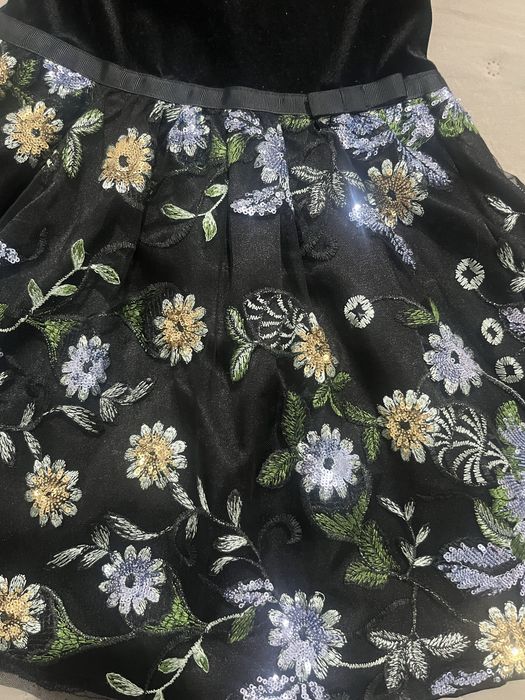 Детска рокля на цветя и пайети